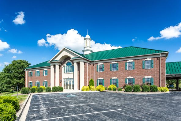 Regional Bank Anchored Office Building | Richmond KY: 1001 Gibson Bay Drive, Richmond, KY 40475